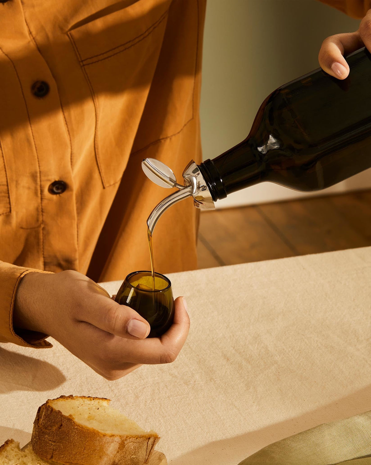 Fior d'olio – degustaolio con tappo versatore – ambientata