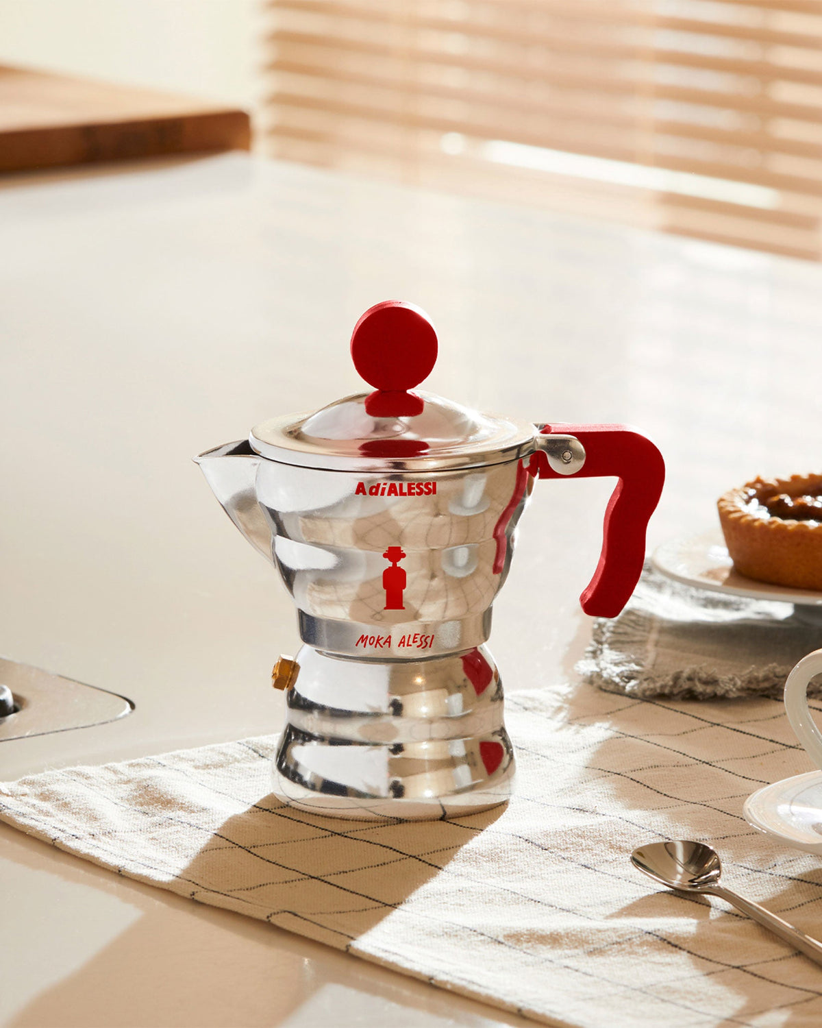Moka Alessi – caffettiera espresso (AAM33/1 R) – ambientata