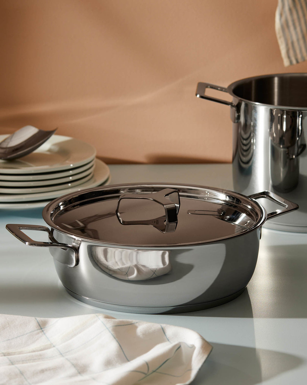 Pots&Pans – casseruola bassa a due manici (AJM102) – ambientata