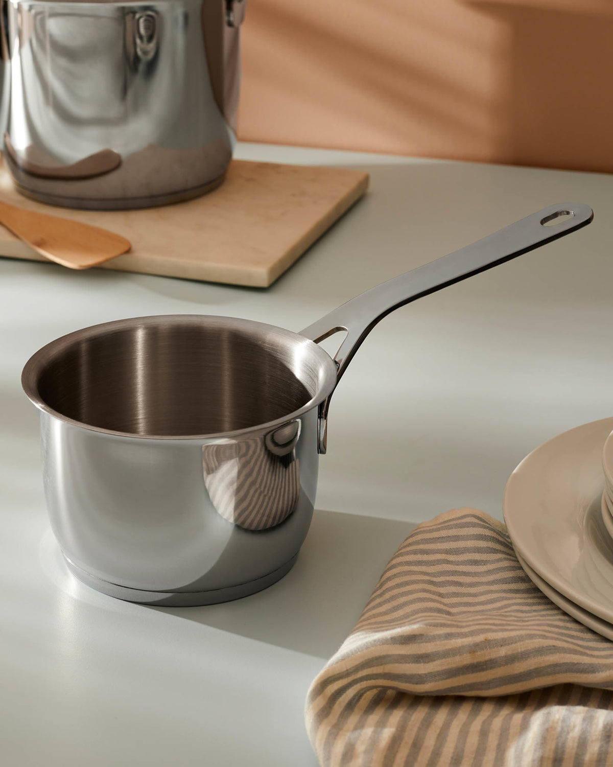 Pots&Pans – casseruola a manico lungo (AJM105) – ambientata