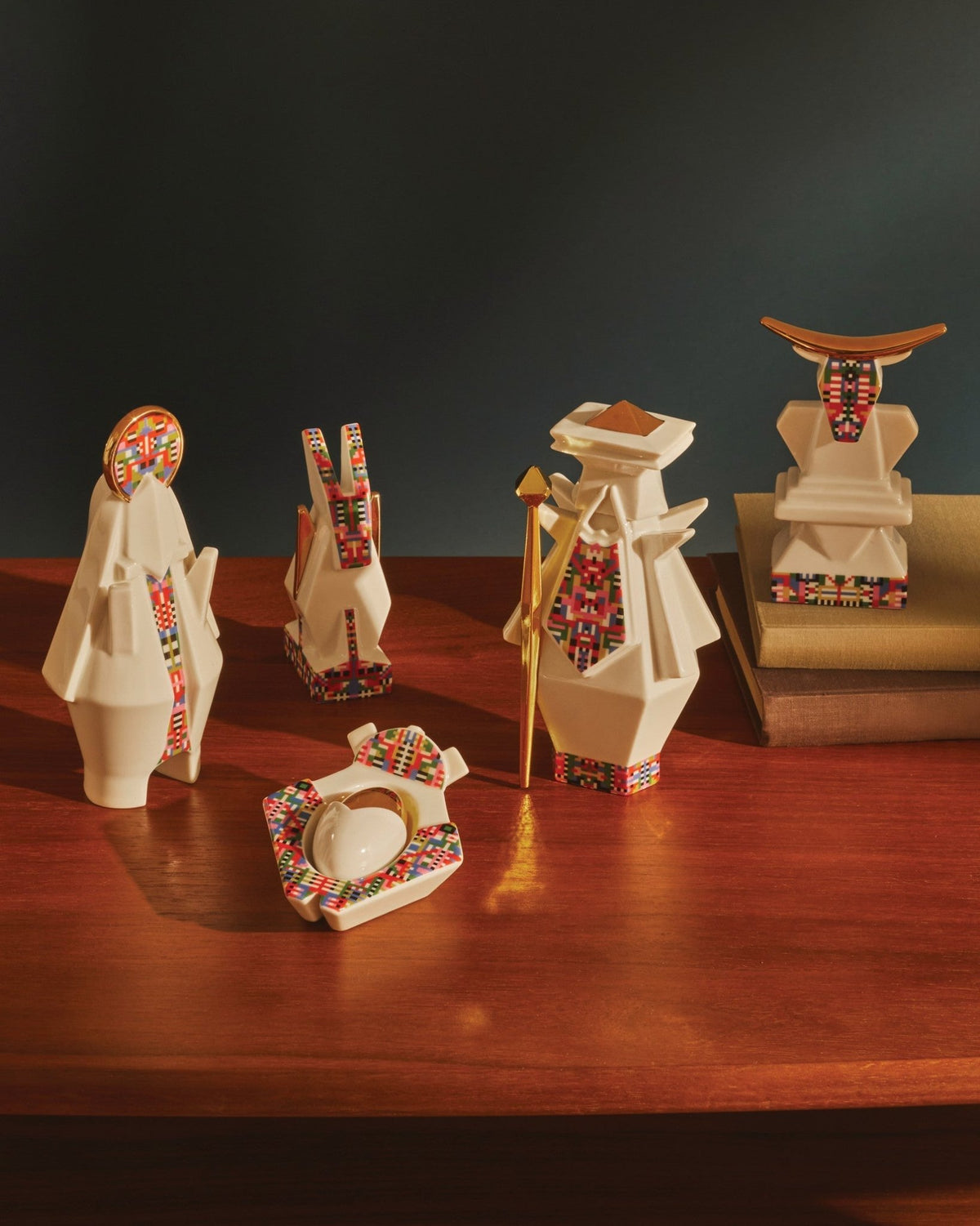 Holyhedrics Cow – statuina in porcellana – ambientata