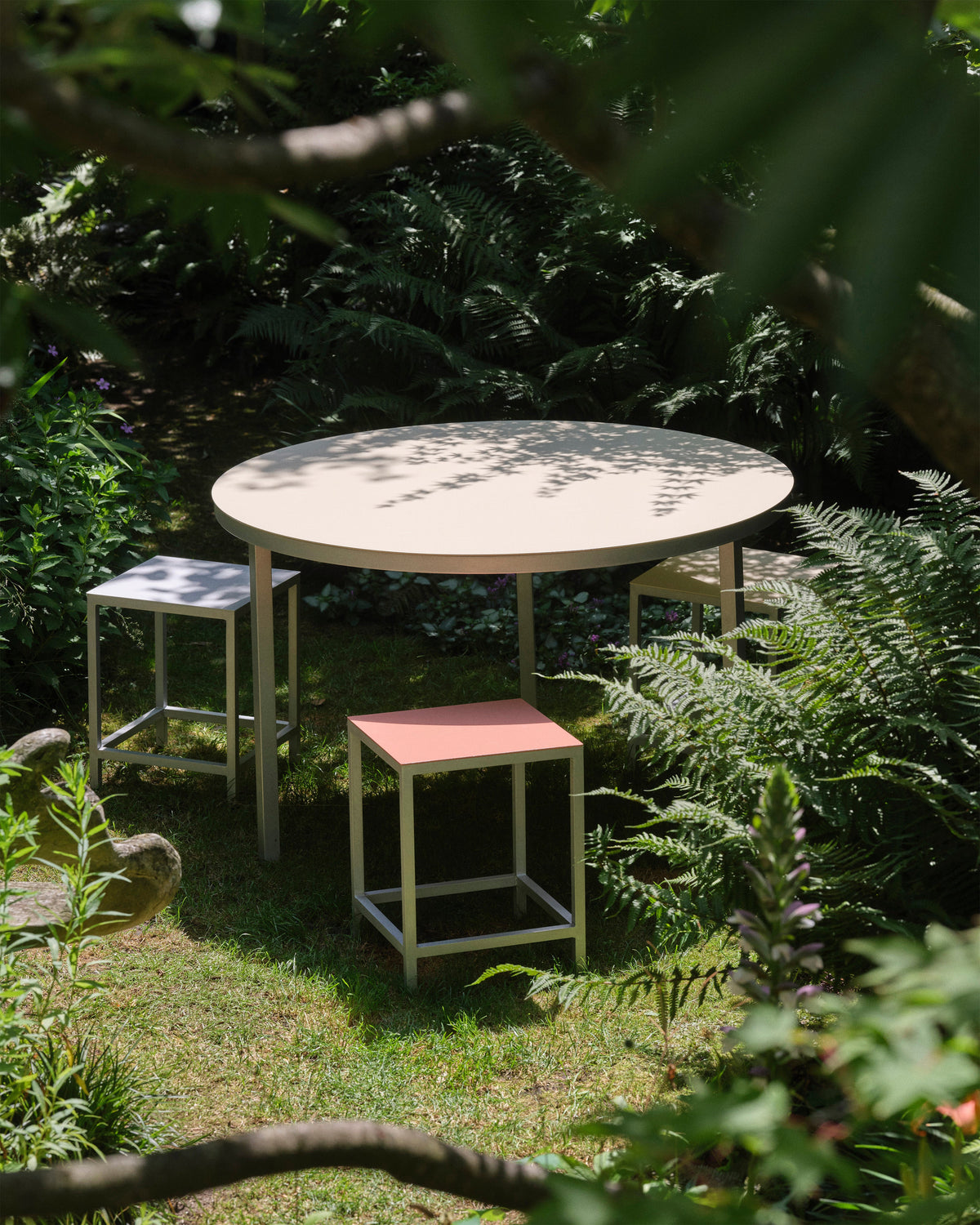 Alu Round Table – tavolo – ambientata