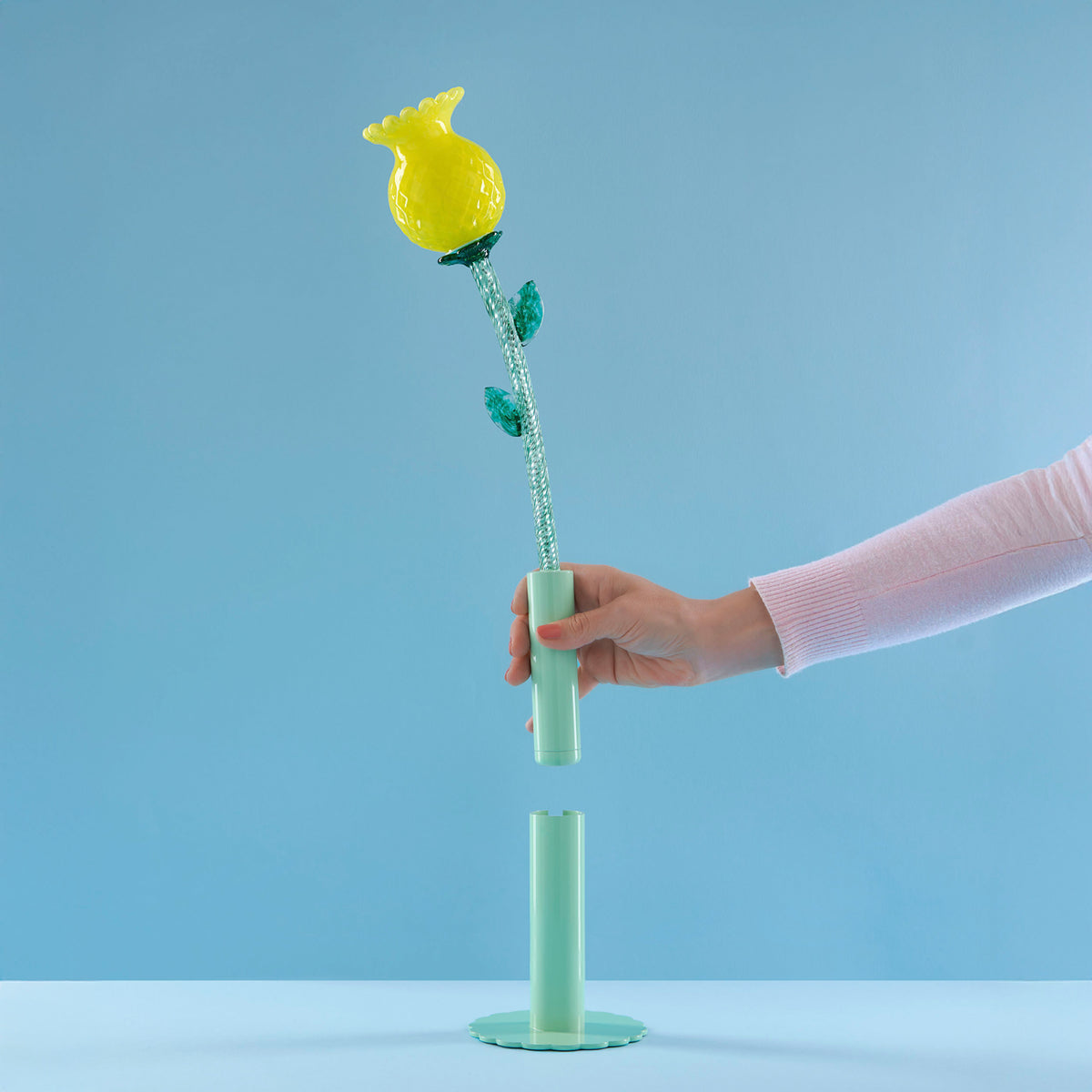 Flowers in Wonderland – lampada / vaso – ambientata