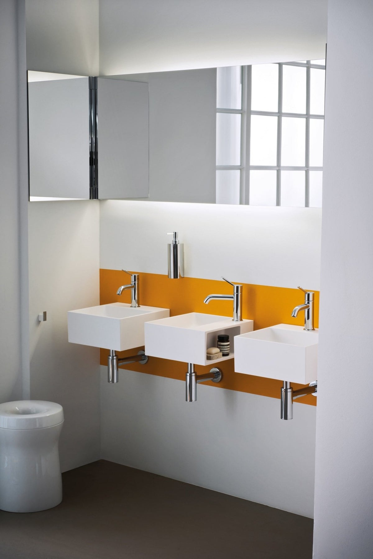 Handwash con vano porta oggetti – lavabo a parete – ambientata
