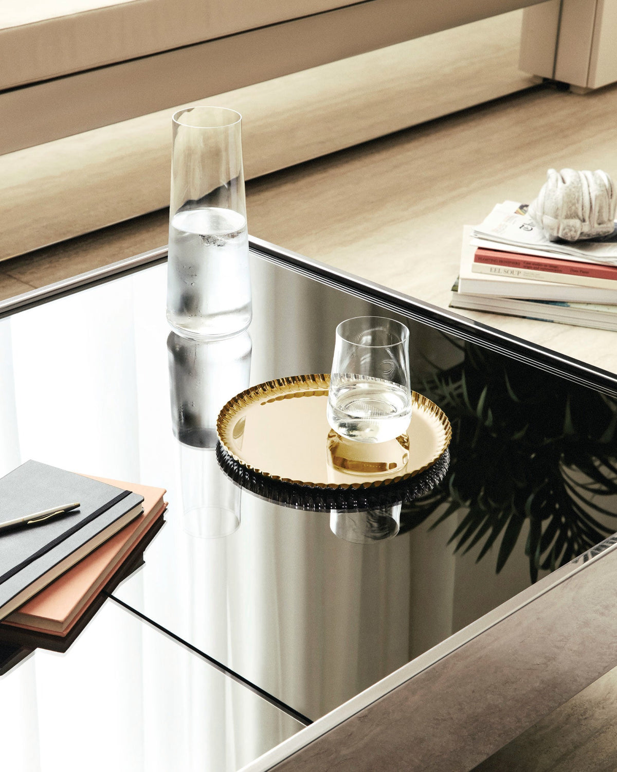 Pleats – vassoio rotondo (JK02 GD) – ambientata