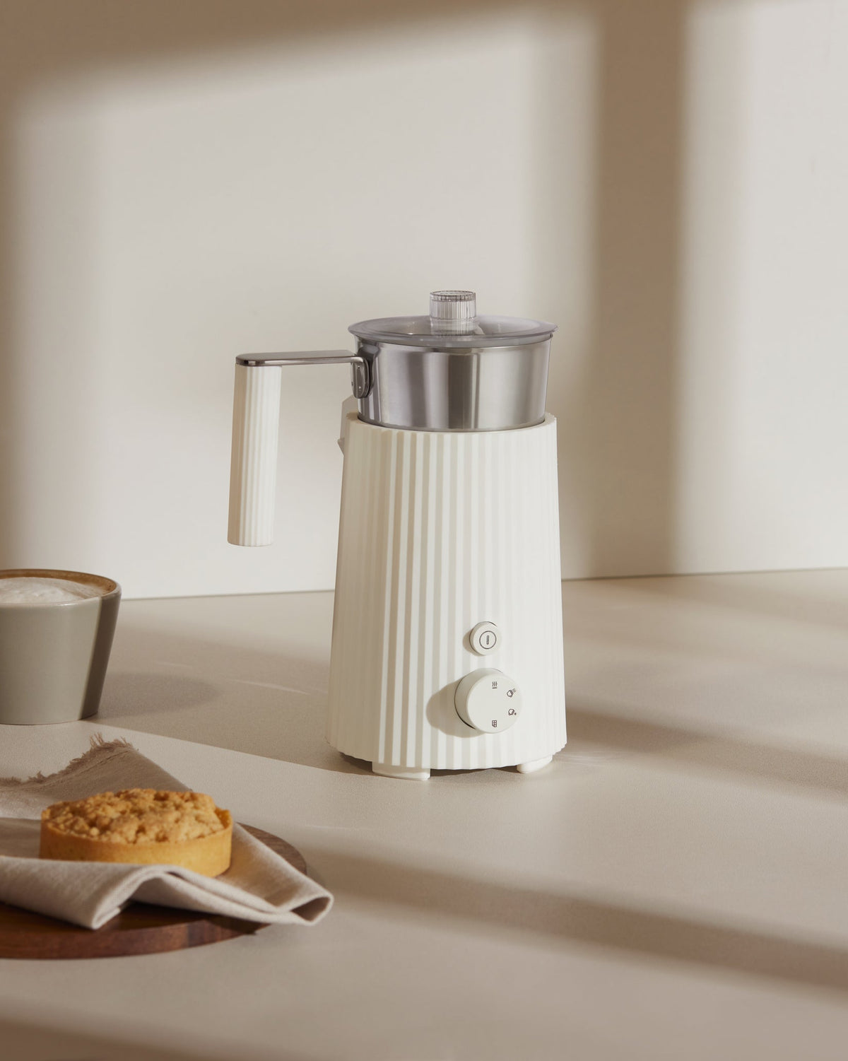 Plissé – cappuccinatore multifunzione. Spina inglese – ambientata