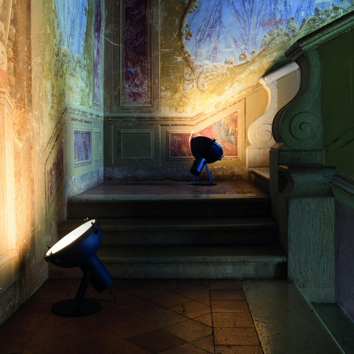 Projecteur 365 – lampada da terra – ambientata