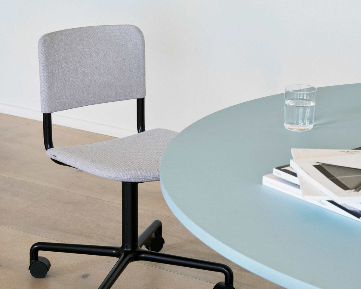 Plan Studio Chair – sedia girevole – ambientata
