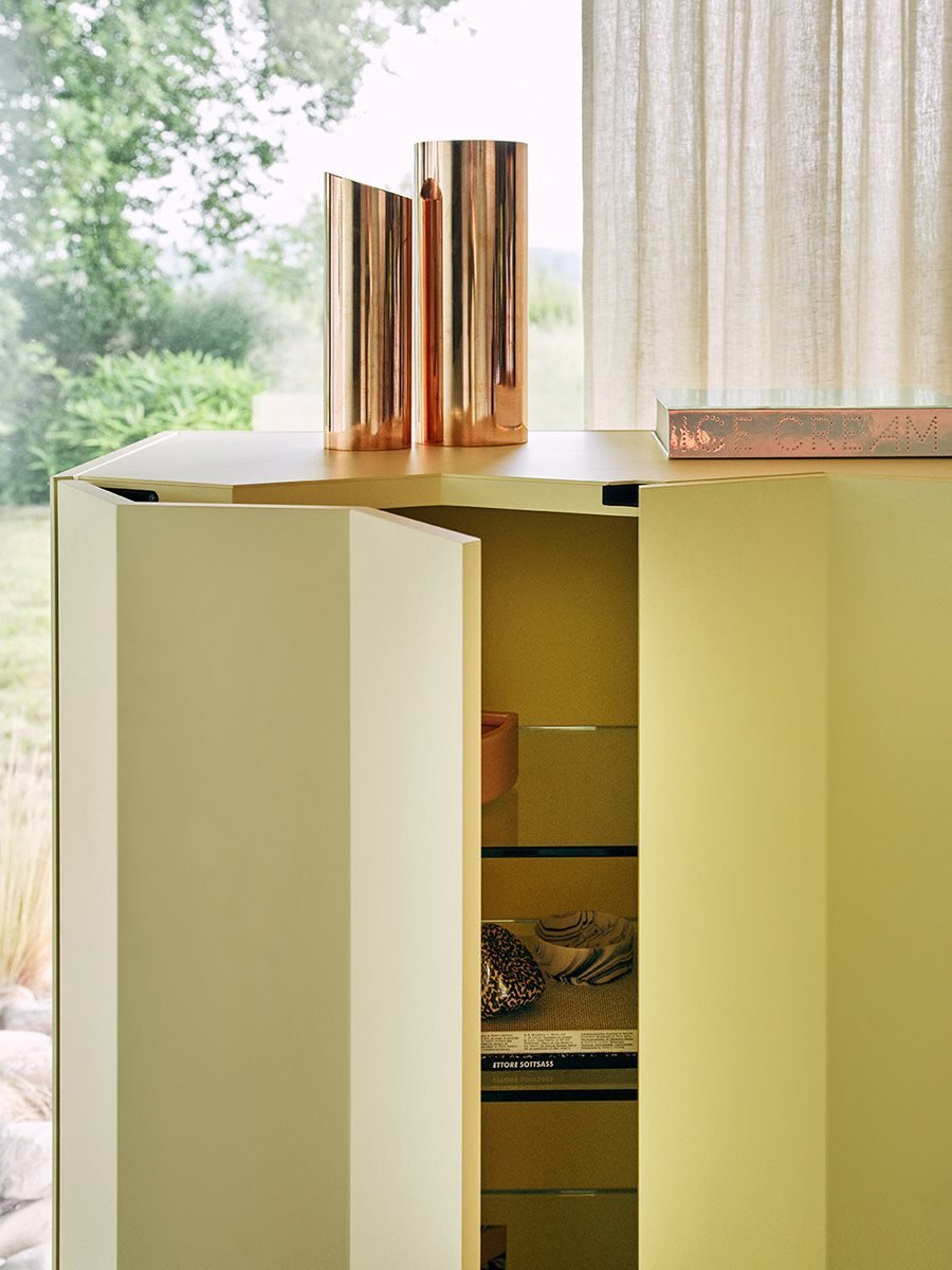 Z24 Cupboard 726 – madia alta – ambientata