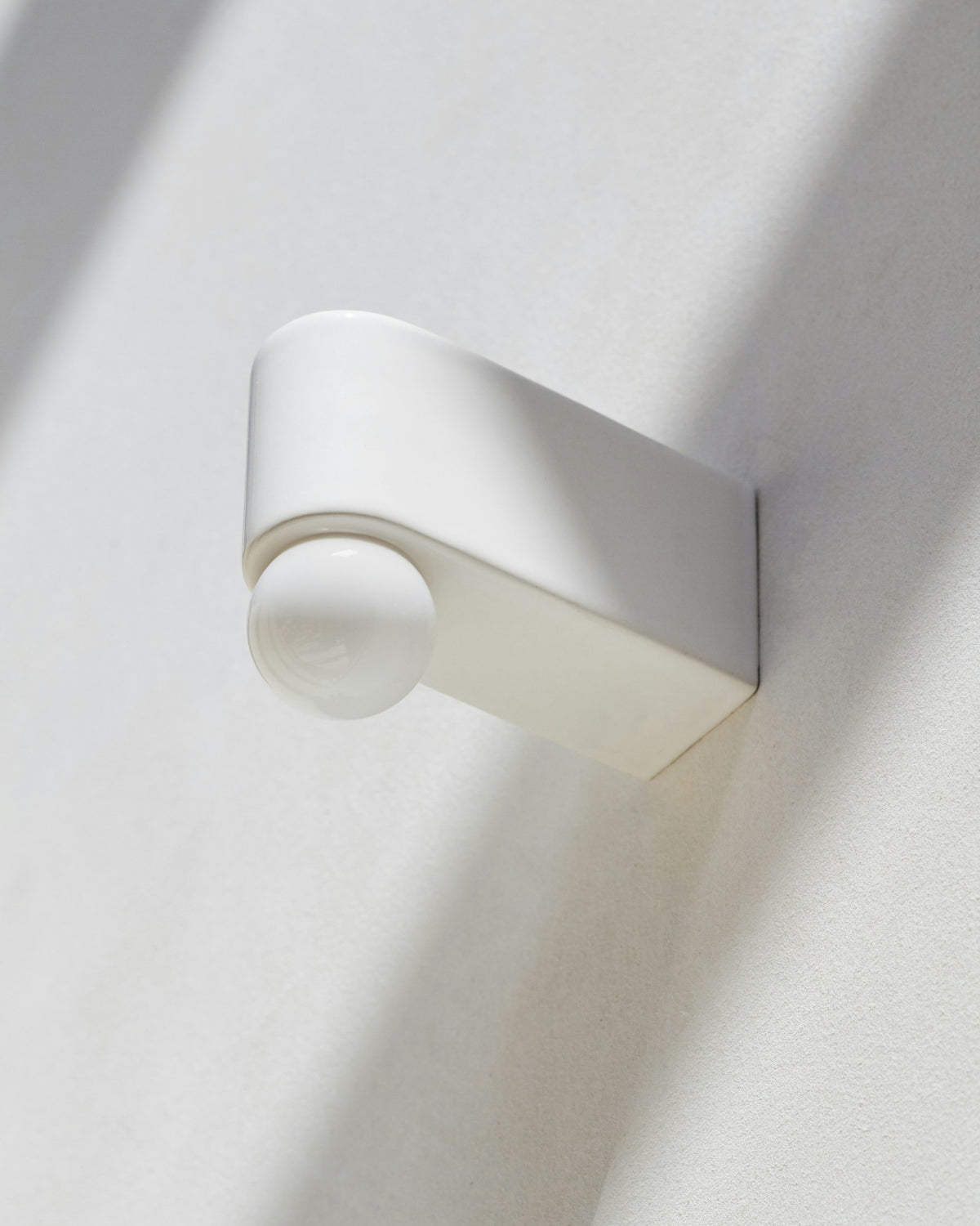 White Porcelain Series – applique – ambientata