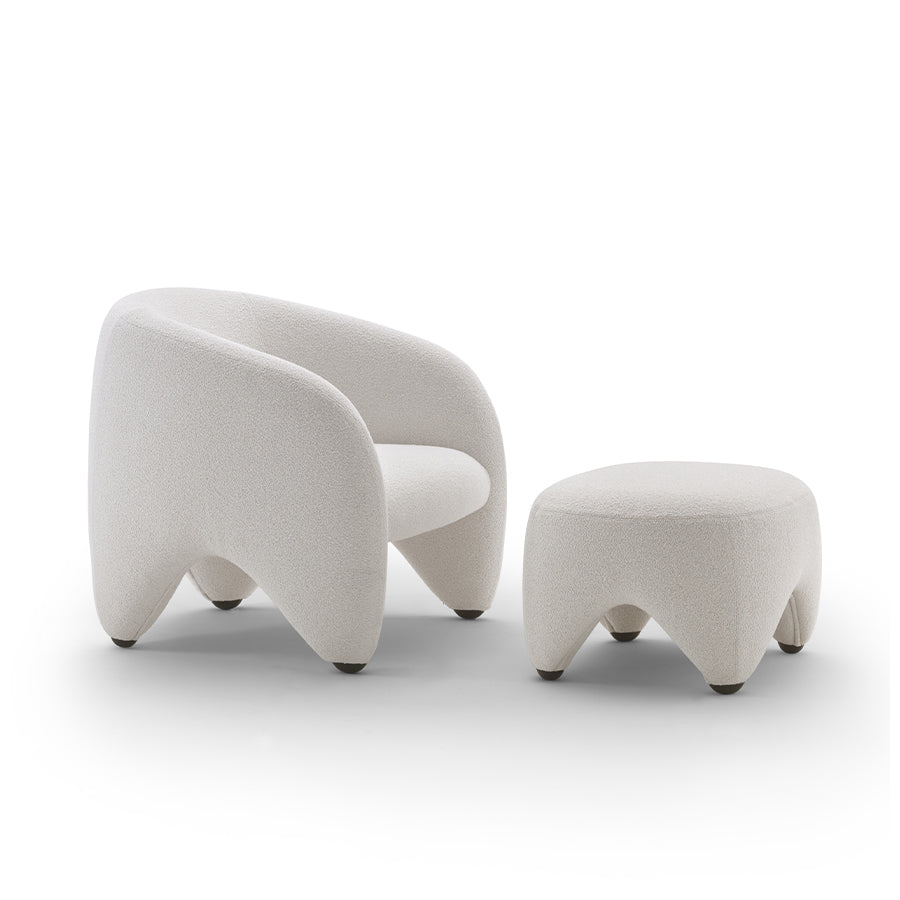 Poltrona Yuzu con pouf in tessuto riccio bianco su fondo bianco.