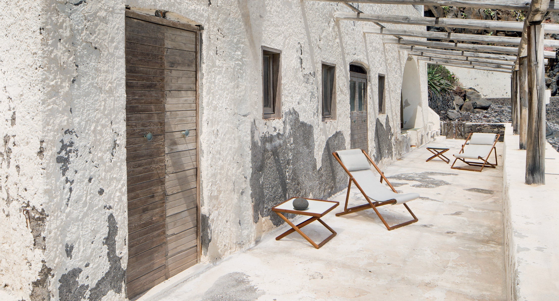 Portofino. Left: side table, white aluminium top, structure LE247. Right: stool, Tamil TM03, structure LE247