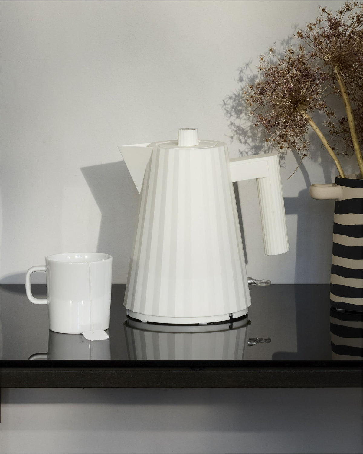 Plissé – bollitore elettrico. Spina inglese (MDL06/UK) - Sag 80 - Alessi - Complemento