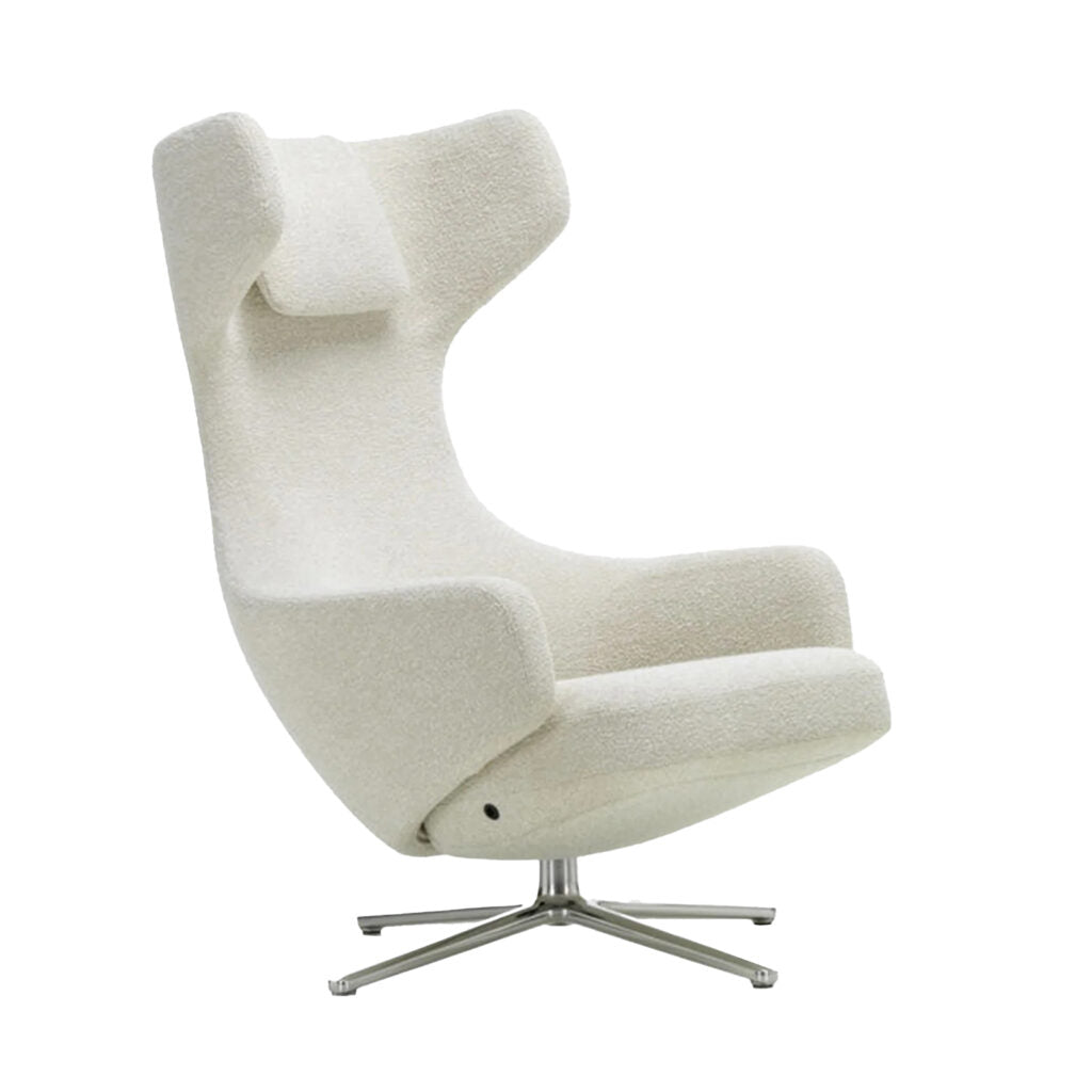 Poltrona Grand Repos di Vitra in tessuto riccio bianco su fondo bianco.