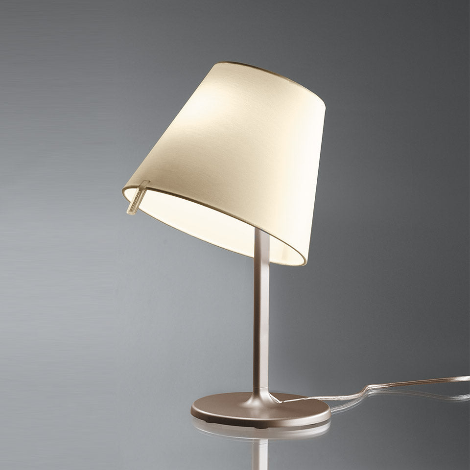 Melampo Tavolo – lampada da tavolo – ambientata