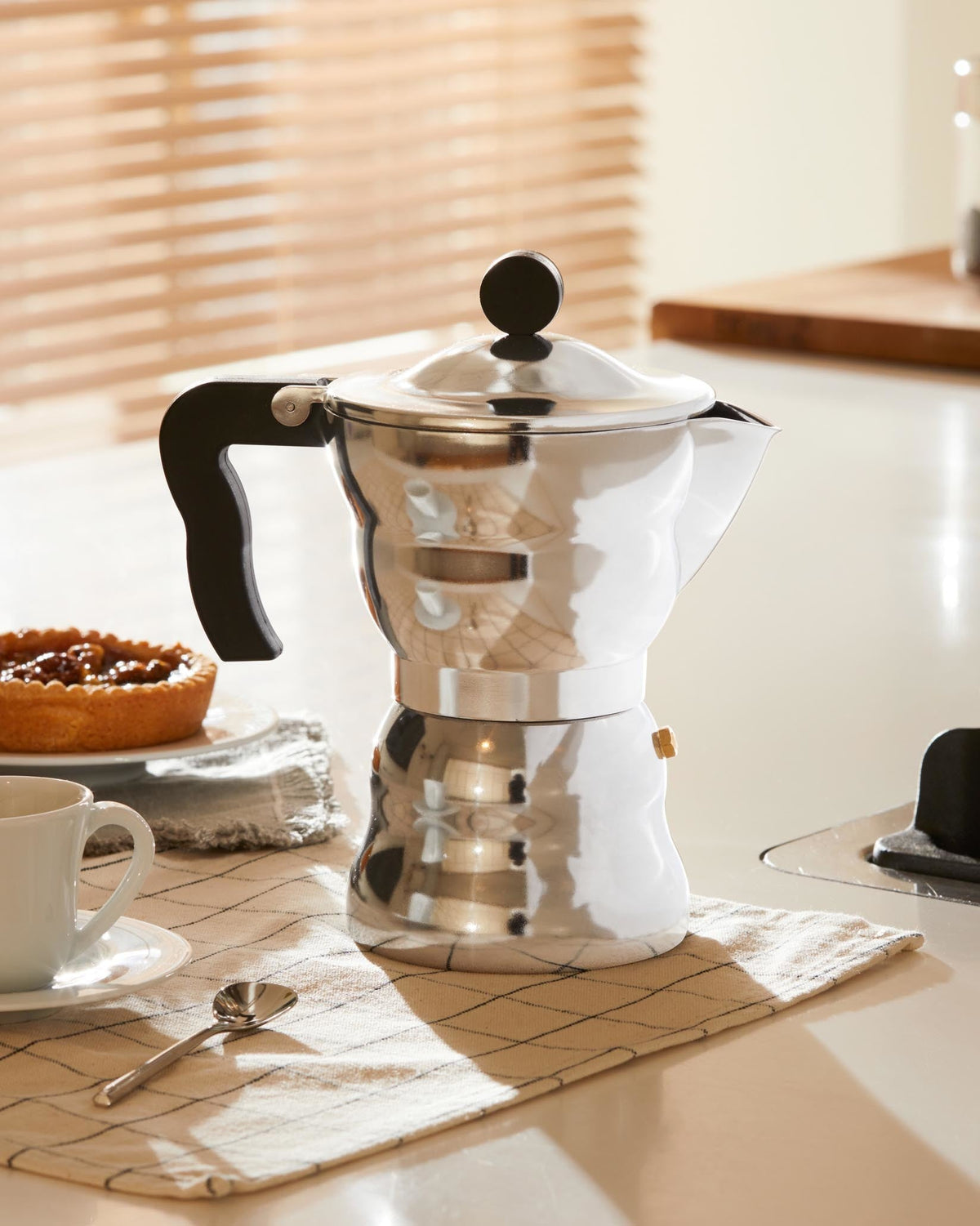 Moka Alessi – caffettiera espresso (AAM33) – ambientata