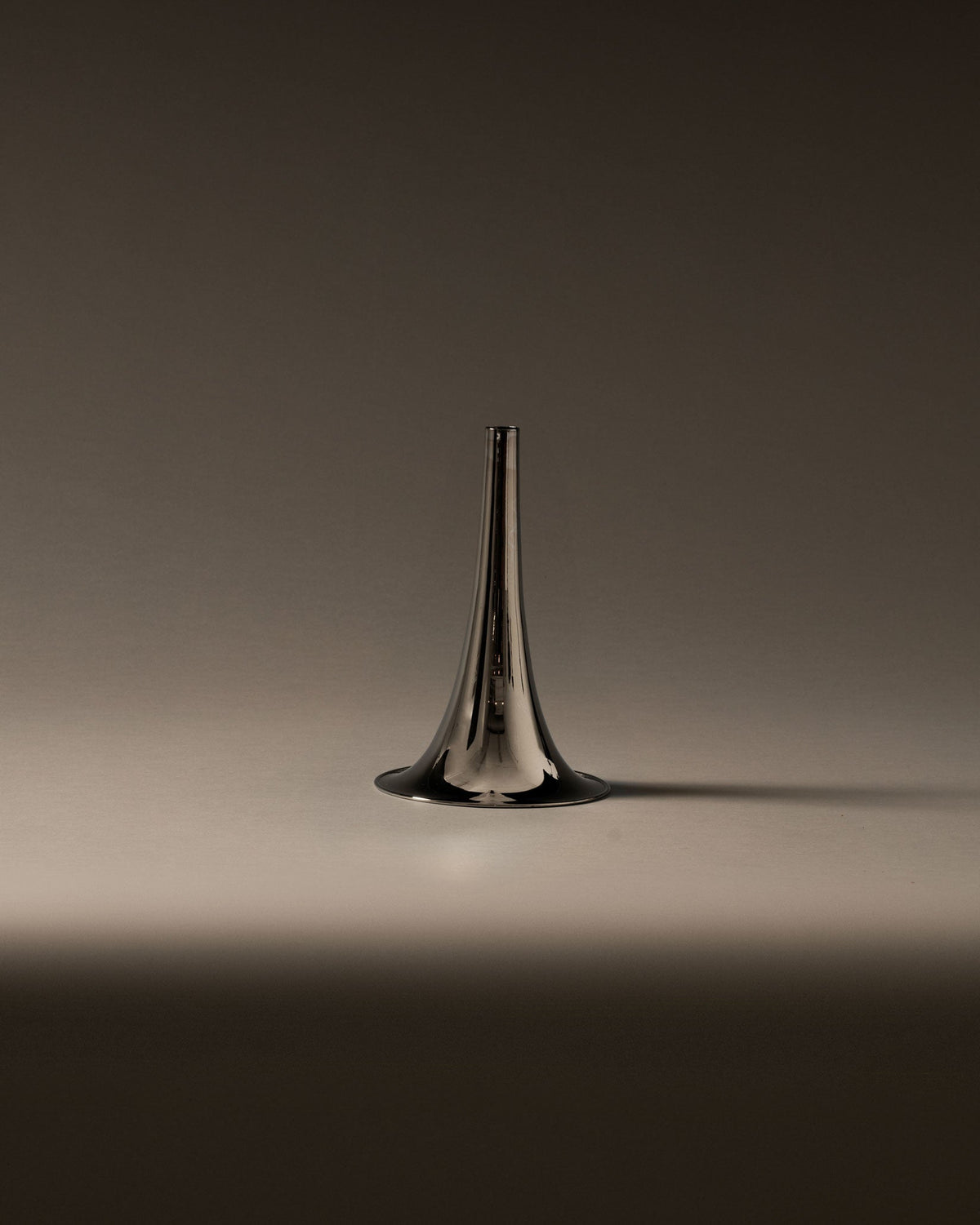 Trumpet – vaso per fiori (ITM04) - Sag 80 - Alessi - Complemento
