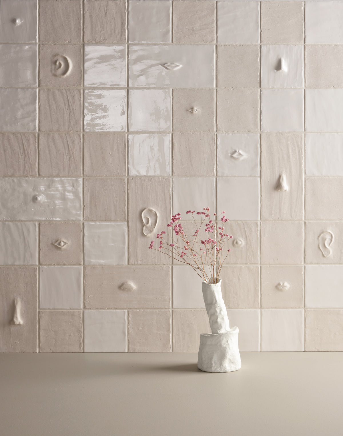 Faces & Figures – piastrelle – ambientata