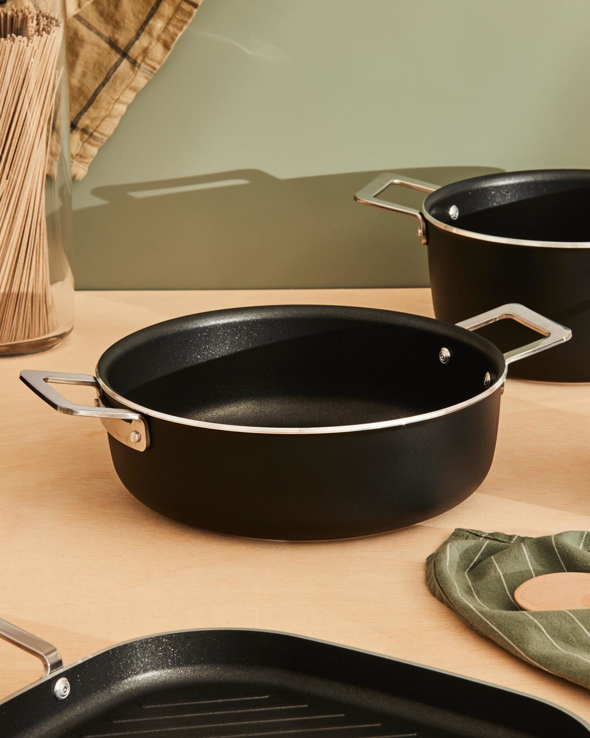 Pots&Pans – casseruola bassa a due manici (AJM102 B) - Sag 80 - Alessi - Complemento