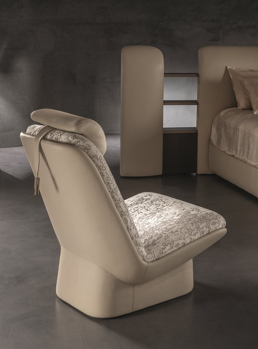Siri – poltrona e pouf – ambientata