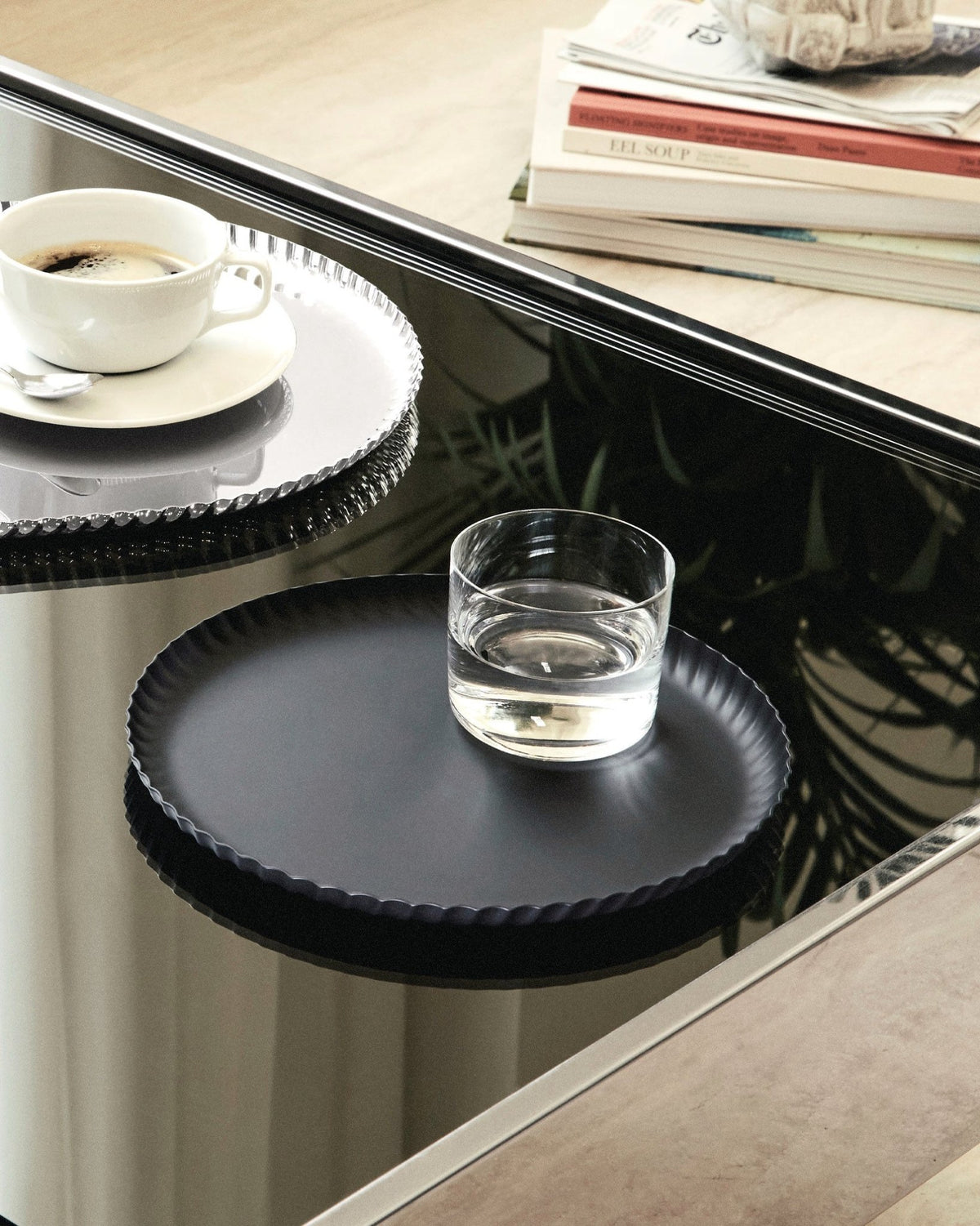 Pleats – vassoio rotondo (JK02 B) – ambientata