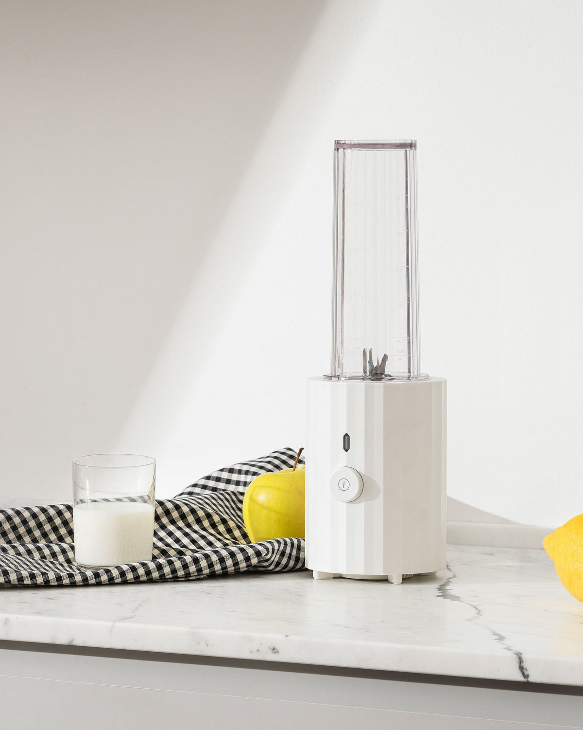 Plissé – frullatore personale. Spina inglese - Sag 80 - Alessi - Complemento
