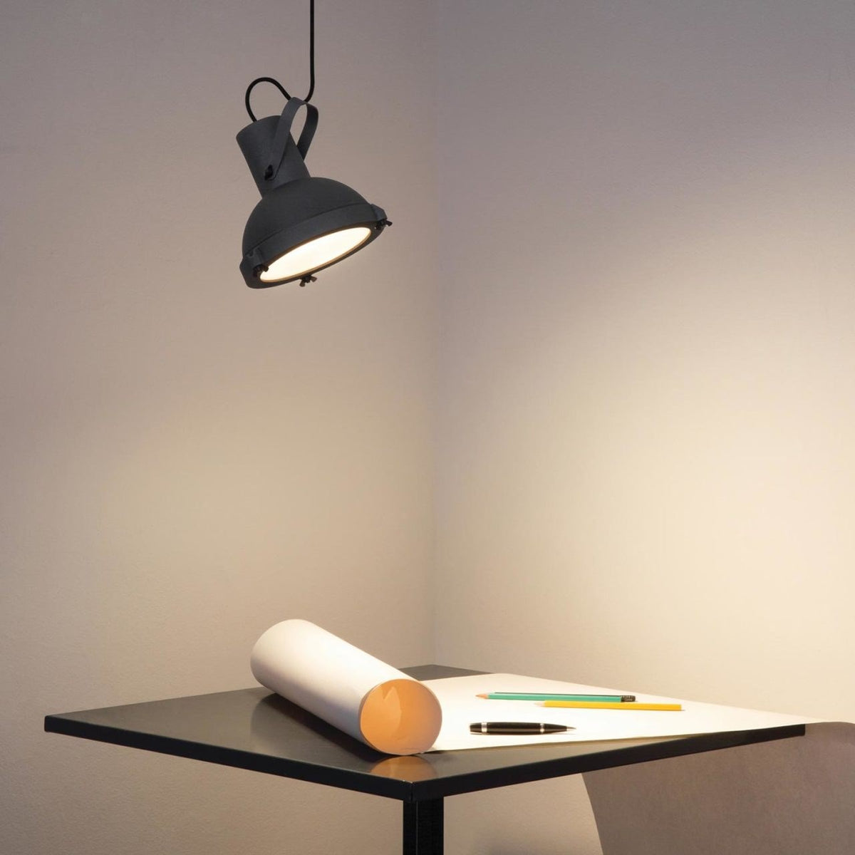 Projecteur 165 – lampada a sospensione – ambientata
