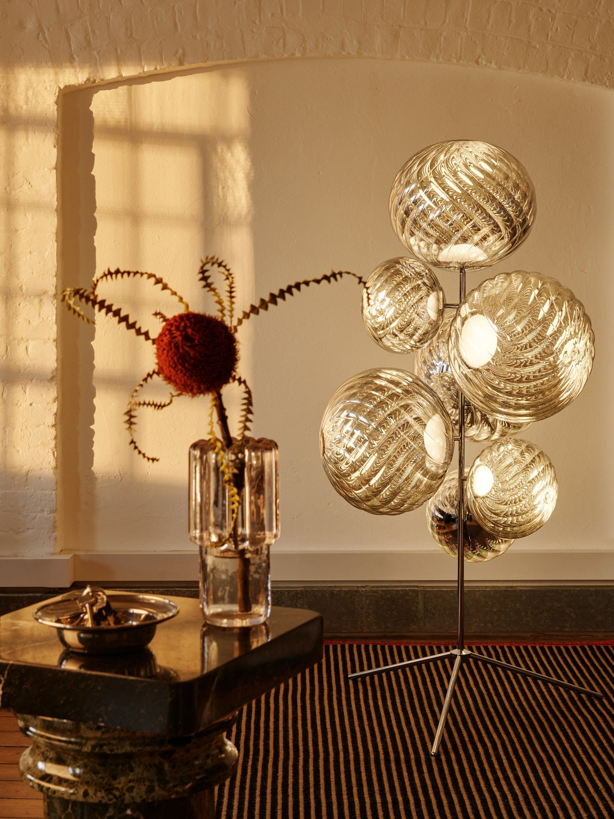 Whirl Floor Chandelier – lampada da terra – ambientata