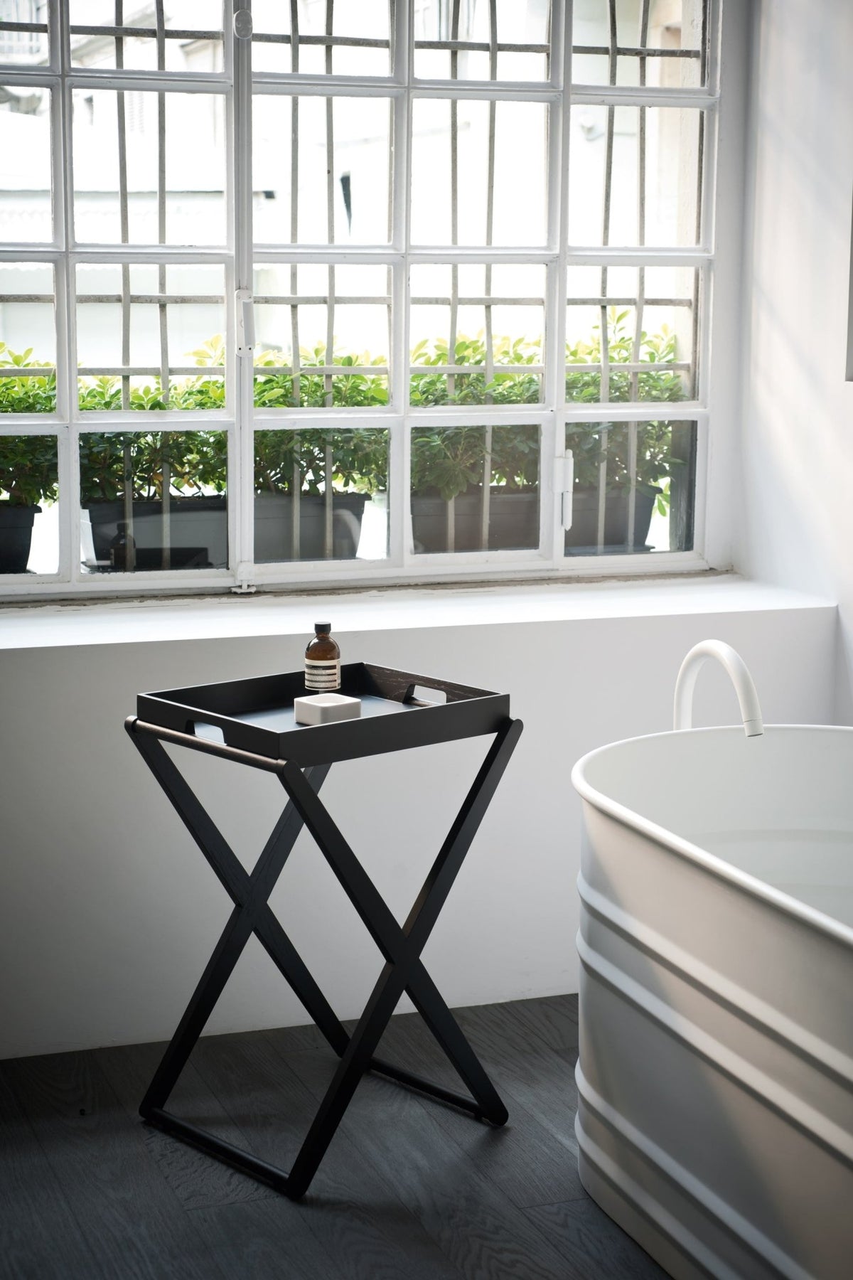 X tavolino con vassoio h 70 cm – servomuto – ambientata