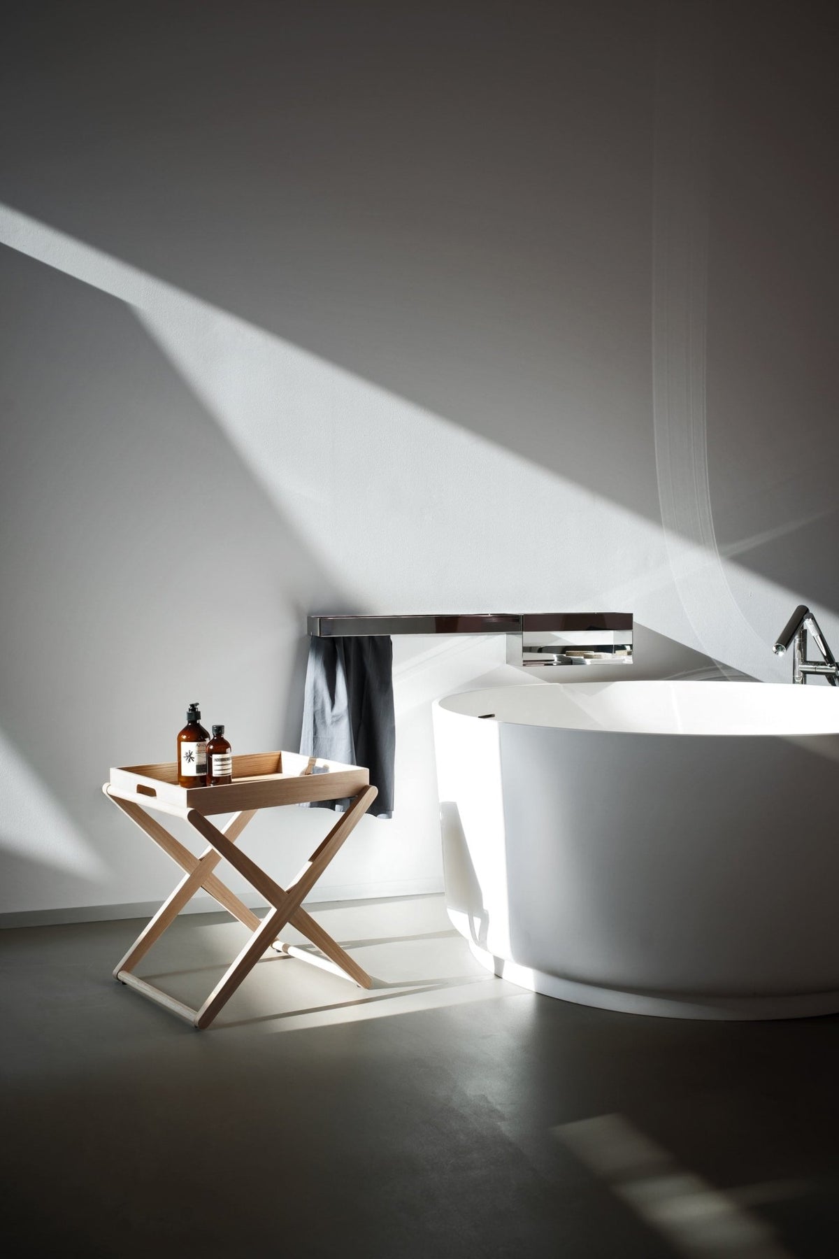 X tavolino con vassoio h 493 cm – servomuto - Sag 80 - Agape - Bagno