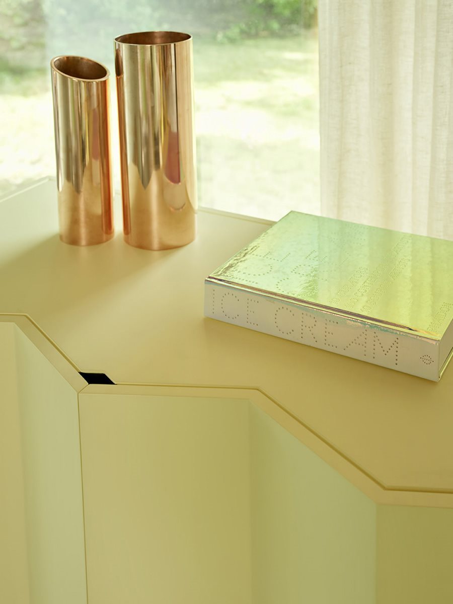 Z24 Cupboard 726 – madia alta – ambientata