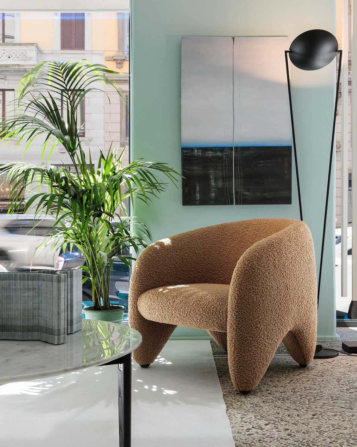 Poltrona Yuzu di Arflex in tessuto riccio marrone in angolo di showroom SAG'80