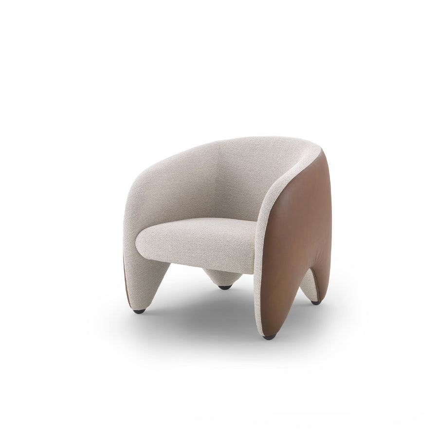 Poltrona Yuzu di Arflex con rivestimento esterno in pelle su sfondo bianco.