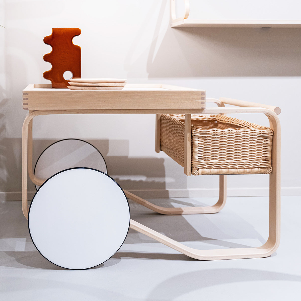 Tea Trolley di Artek in showroom SAG'80 Selection.