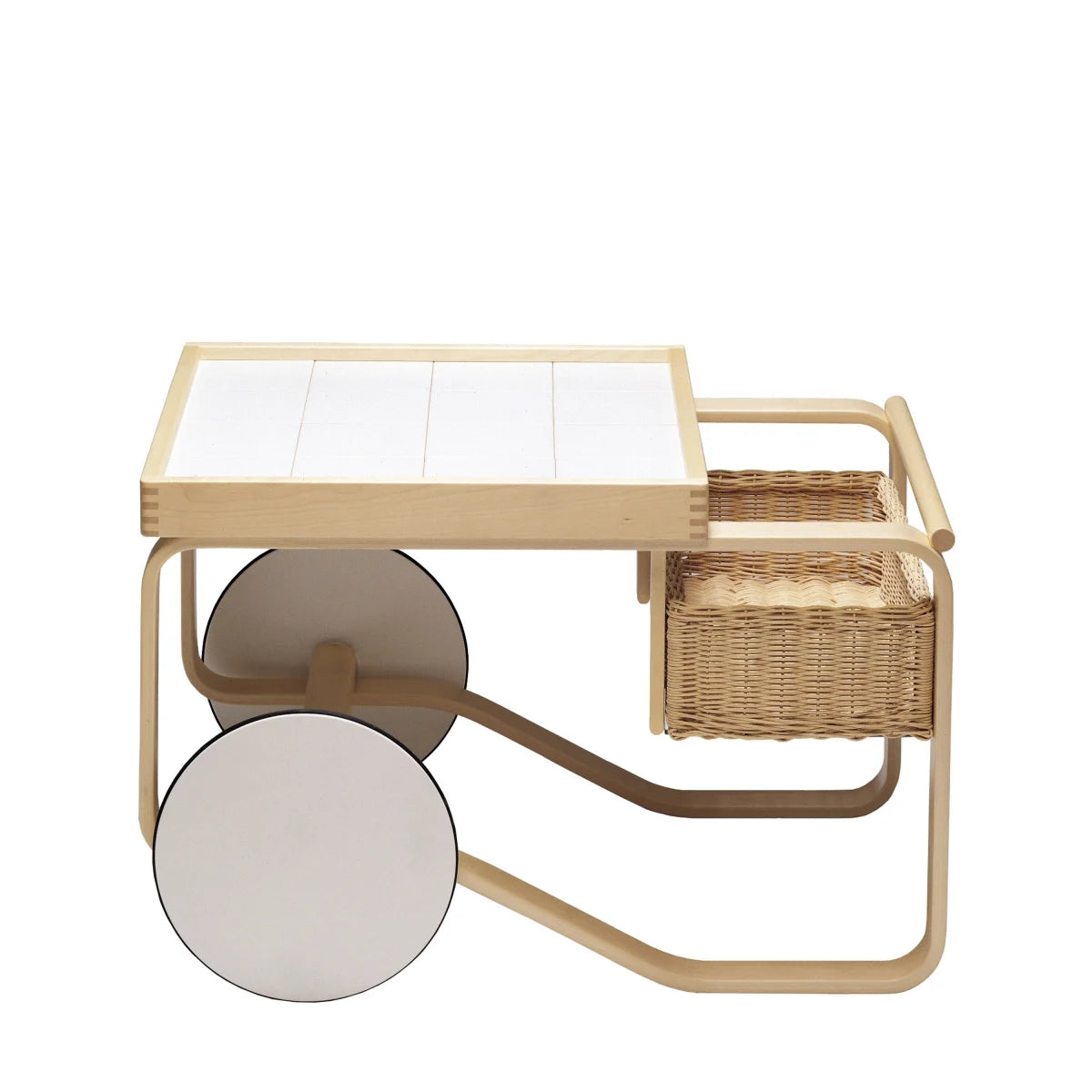 Artek Tea Trolley 900 su fondo bianco. 