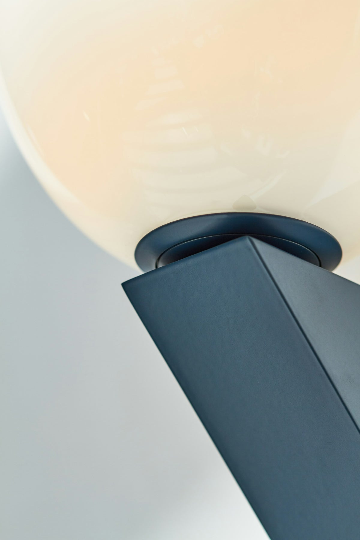 The Philosophical Egg – lampada – ambientata