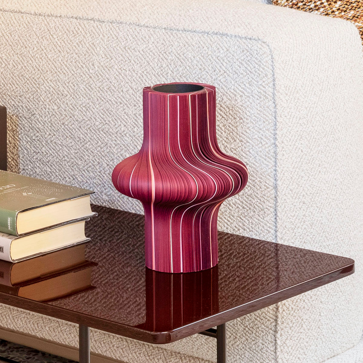 Vaso Sottosopra di Daniele Papuli in toni magenta, poggiato su coffee table in showroom SAG'80.