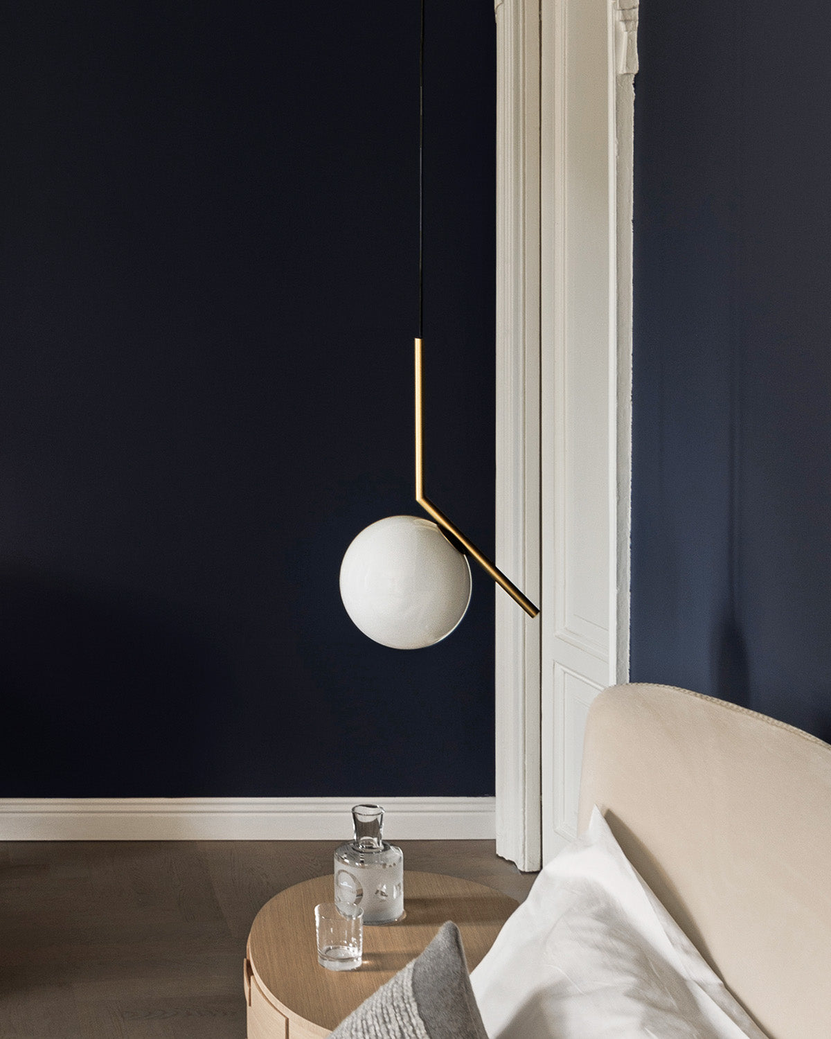 Lampada a soffitto Flos IC Lights appesa sopra un comodino in zona notte showroom SAG'80.