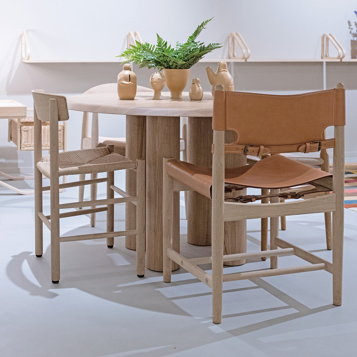 Tavolo Islets Dining di Fredericia con complementi e sedie, in showroom SAG'80 Selection.