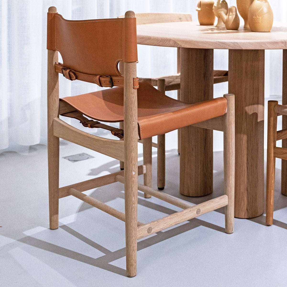 Spanish Dining Chair di Fredericia vicino tavolo rotondo in legno, in showroom SAG'80 Selection.