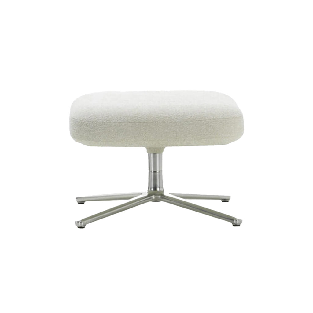 Pouf della poltrona Grand Repos di Vitra in tessuto bianco su fondo bianco. 