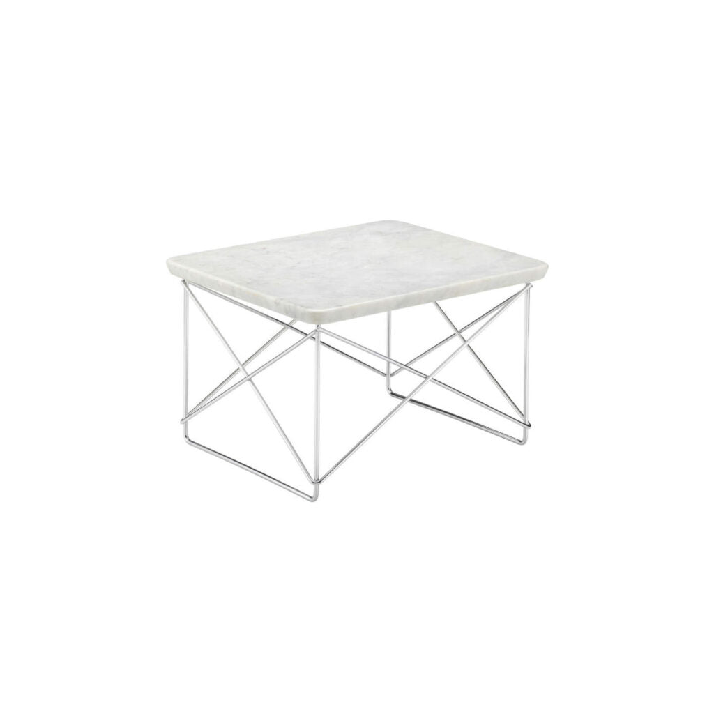 Tavolino Occasional di Vitra con base cromata e top in marmo Carrara su fondo bianco. 