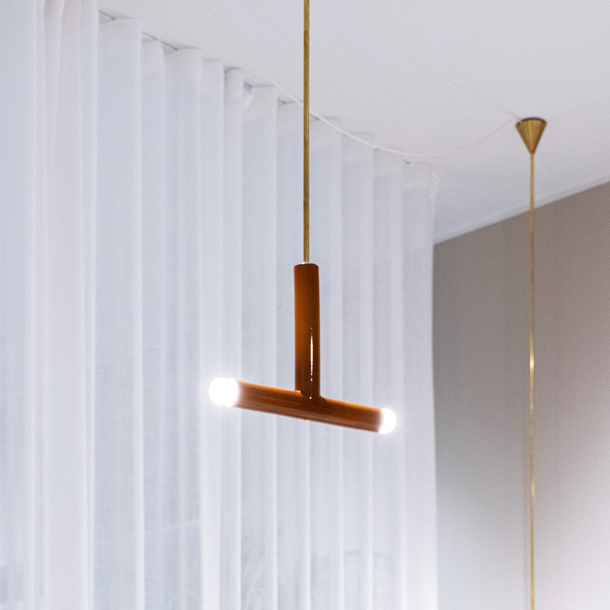 Lampada da soffitto TRN B2 di pani Jurek in color marrone, appesa in showroom SAG'80 Selection.