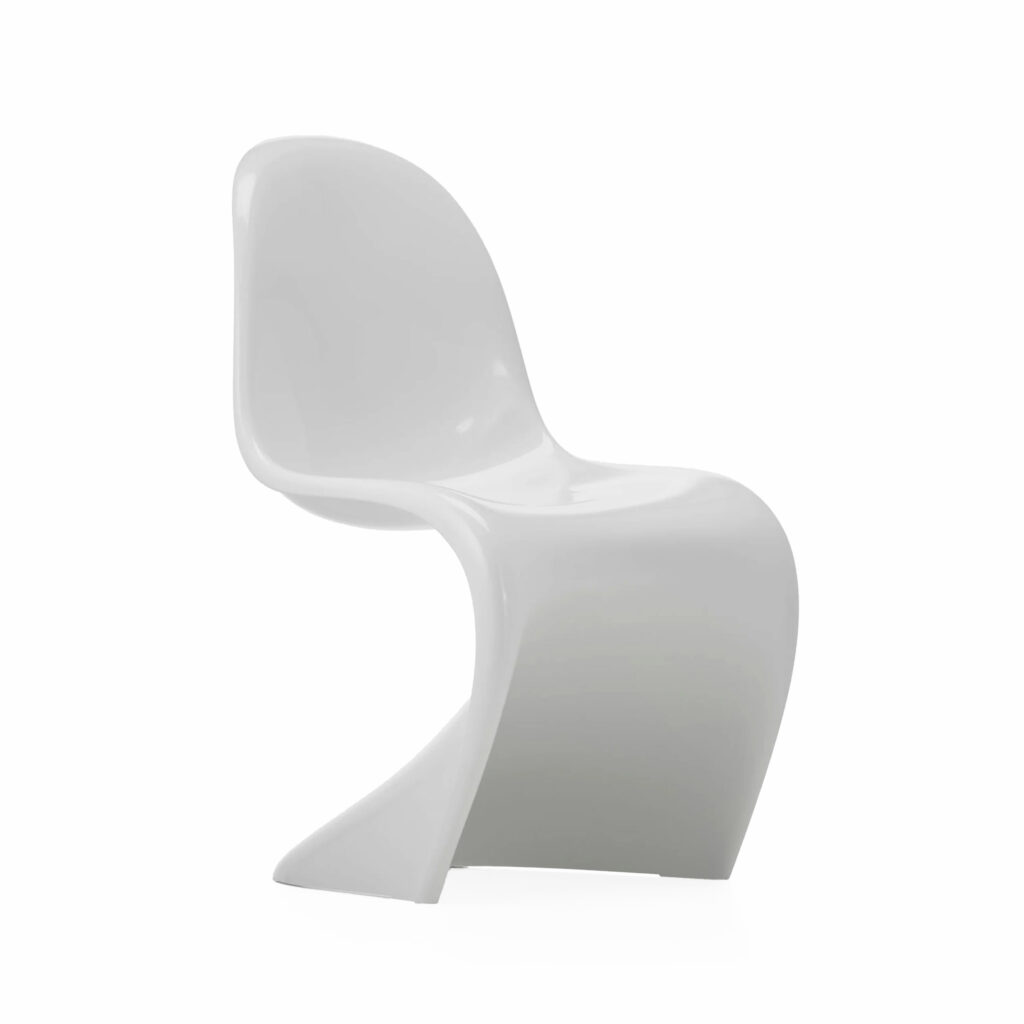 Sedia Panton di Vitra bianca su fondo bianco. 