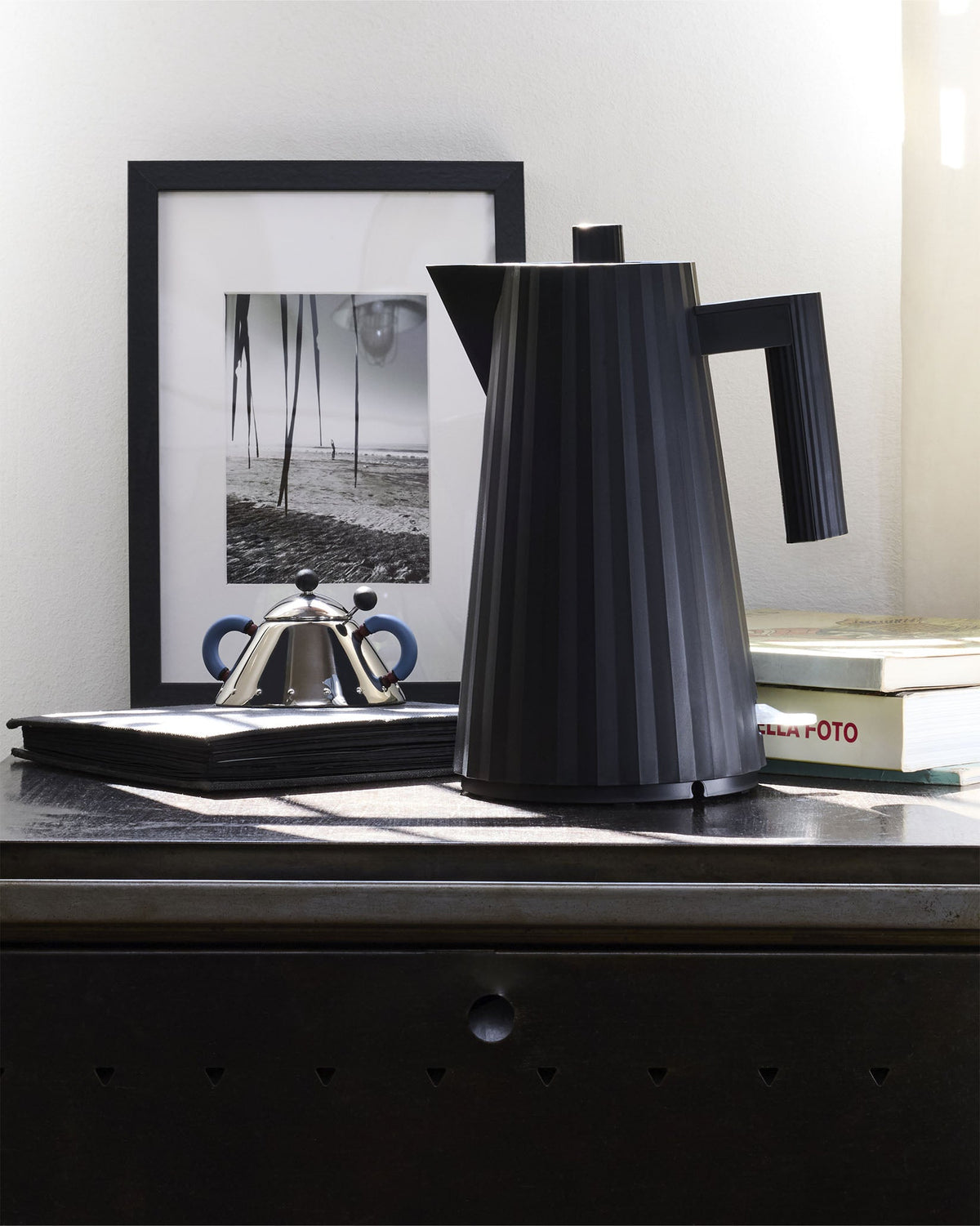 Plissé – bollitore elettrico. Spina inglese (MDL06/UK) - Sag 80 - Alessi - Complemento