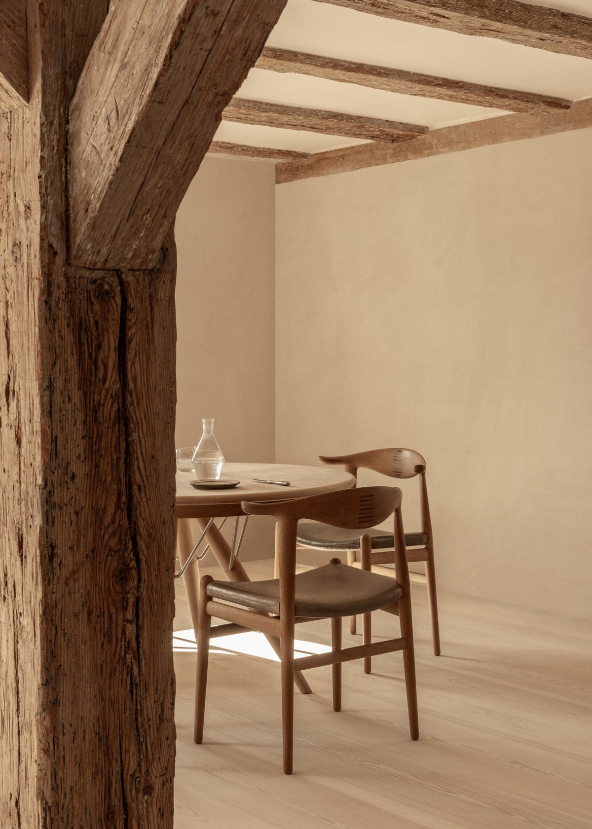 pp505 Cow Horn Chair – sedia – ambientata