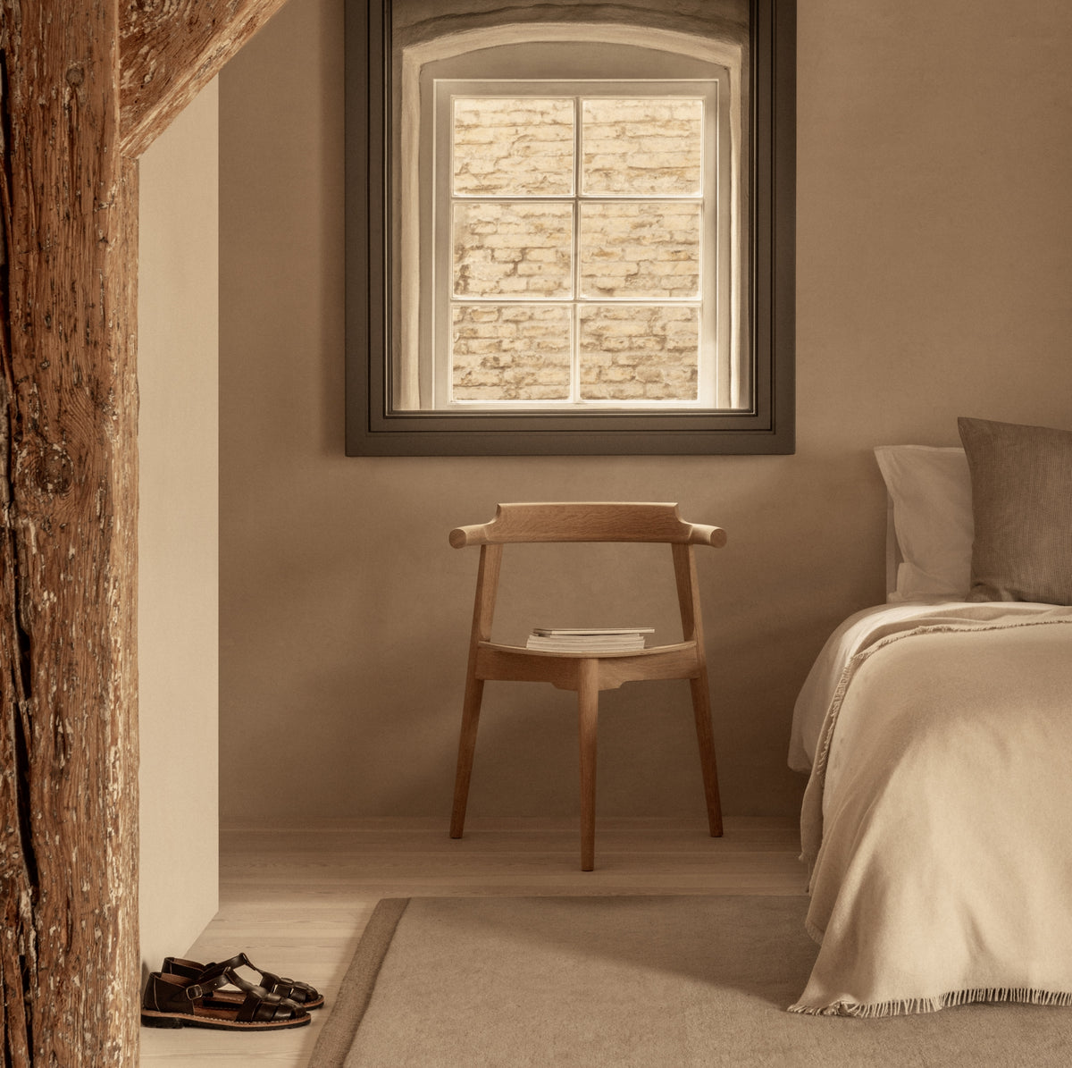 pp58/3 Tripod Chair – sedia – ambientata