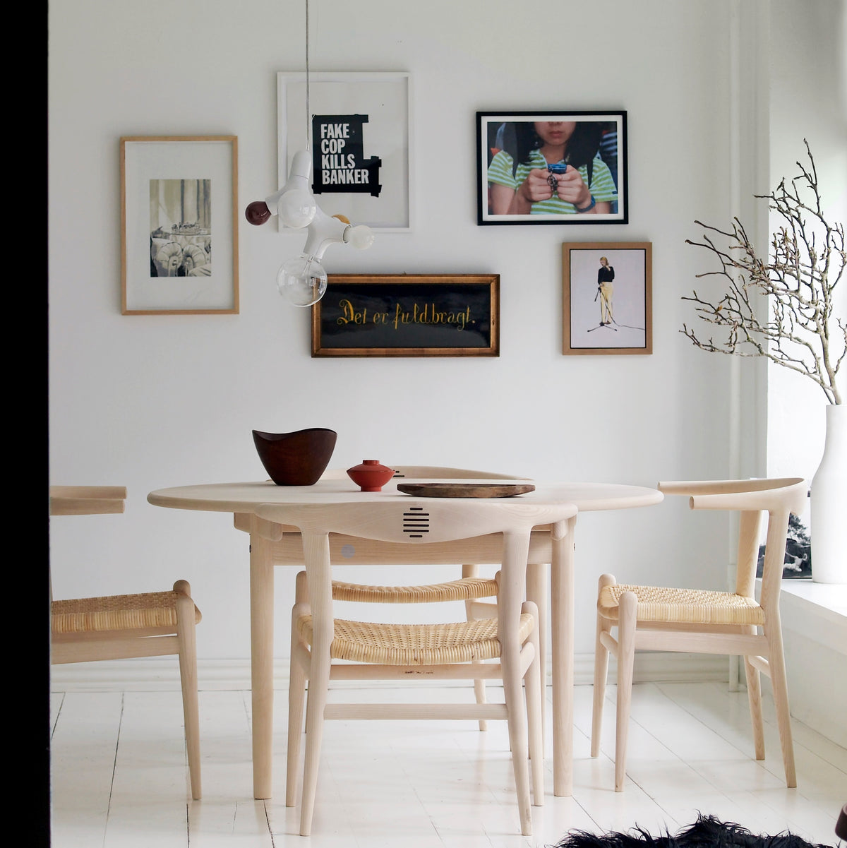pp70 Round Table – tavolo rotondo – ambientata