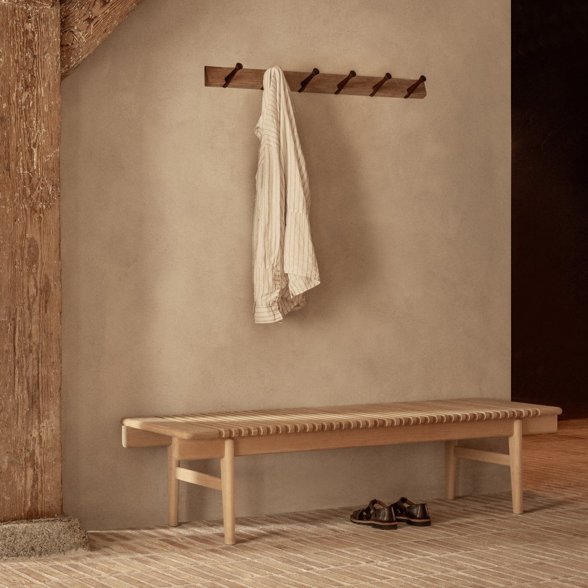 pp961 Hang On – appendiabiti da parete – ambientata
