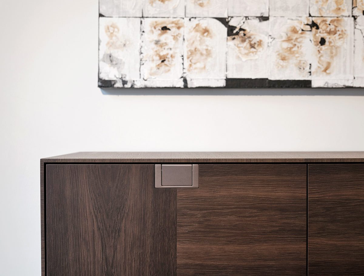 Dettaglio di credenza Alcor in legno impiallacciato in showroom SAG'80. 